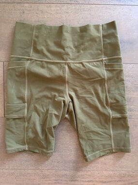 Athleta Salutation Stash Cargo 9” Shorts Olive Green